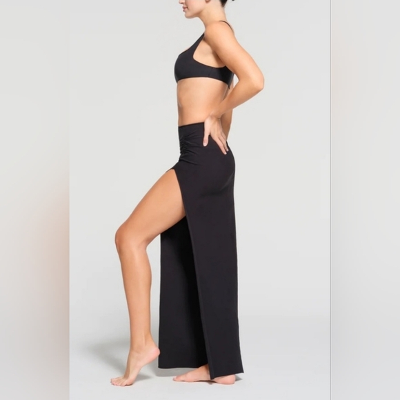 NWT SKIMS Raw Edge Skirt - Picture 2 of 4